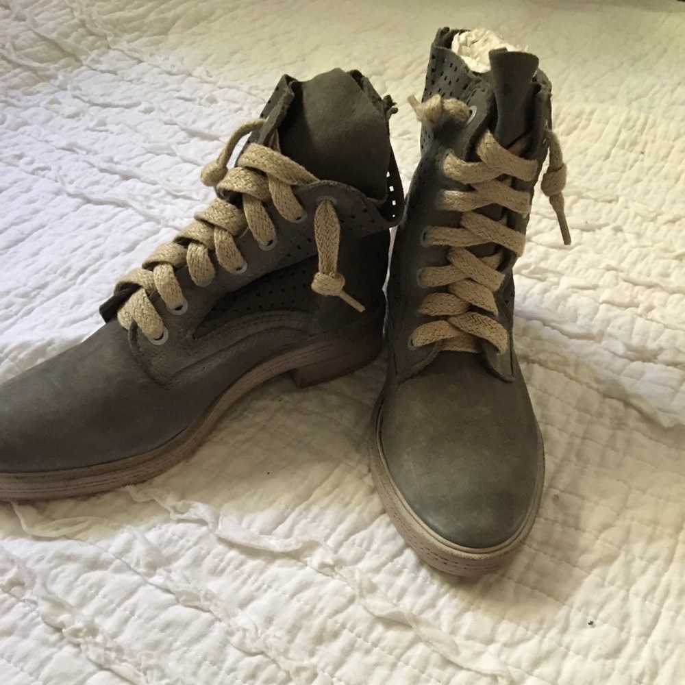 NEW Dolce Vita Size 7 grey suede moto boots